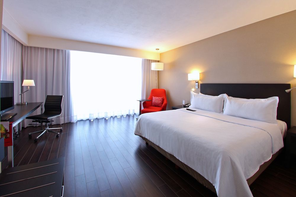 Fiesta Inn Silao Puerto Interior מראה חיצוני תמונה